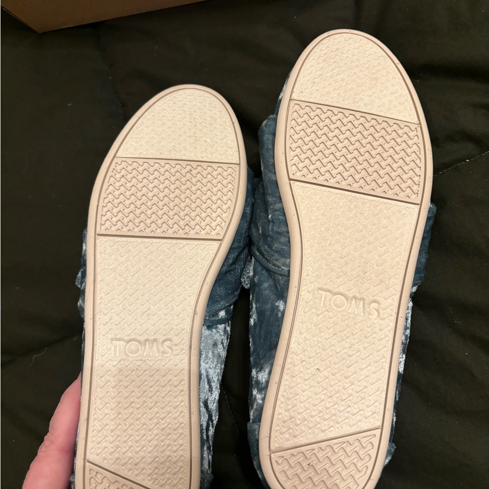 Tom’s green velvet flats NIB size 9 1/2 - Picture 4 of 6